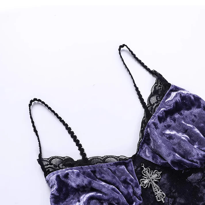 The Gothic Purple Velvet Corset Dress Set is designed to embody dramatic elegance and dark romance. The rich velvet fabric paired with a structured corset enhances a graceful silhouette, while the high-low hemline adds a modern, flowing touch. Delicate lace trim and the matching black lace bolero create layers of sophistication and mystery. Perfect for gothic events, evening gatherings, or stage performances, this set captures the allure of vintage refinement with a bold, enchanting spirit.