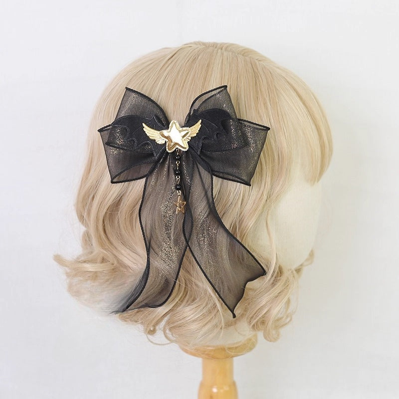 This gothic Lolita witch hat headband is crafted for a playful yet mysterious Halloween style. Designed with bat and demon elements, it combines dark fantasy with Lolita elegance. The mini top hat detail adds vintage charm, while the versatile clip design makes it easy to wear. Perfect for cosplay, themed parties, or photo shoots, it completes any enchanting outfit.