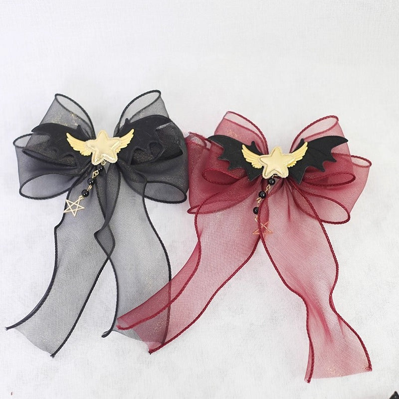 This gothic Lolita witch hat headband is crafted for a playful yet mysterious Halloween style. Designed with bat and demon elements, it combines dark fantasy with Lolita elegance. The mini top hat detail adds vintage charm, while the versatile clip design makes it easy to wear. Perfect for cosplay, themed parties, or photo shoots, it completes any enchanting outfit.