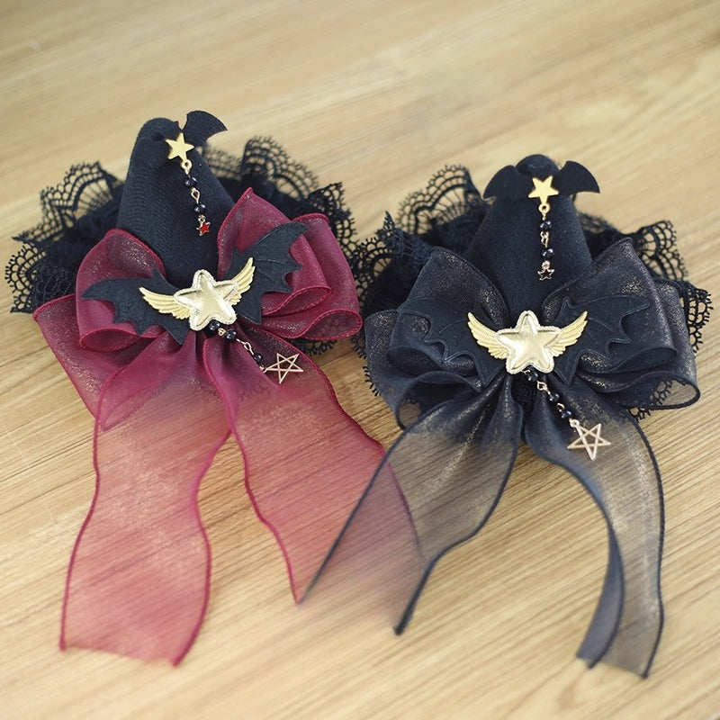 This gothic Lolita witch hat headband is crafted for a playful yet mysterious Halloween style. Designed with bat and demon elements, it combines dark fantasy with Lolita elegance. The mini top hat detail adds vintage charm, while the versatile clip design makes it easy to wear. Perfect for cosplay, themed parties, or photo shoots, it completes any enchanting outfit.