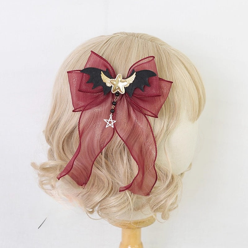 This gothic Lolita witch hat headband is crafted for a playful yet mysterious Halloween style. Designed with bat and demon elements, it combines dark fantasy with Lolita elegance. The mini top hat detail adds vintage charm, while the versatile clip design makes it easy to wear. Perfect for cosplay, themed parties, or photo shoots, it completes any enchanting outfit.