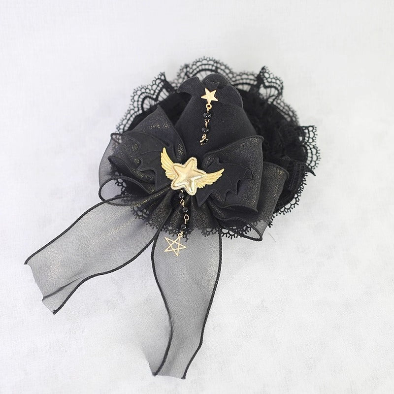 This gothic Lolita witch hat headband is crafted for a playful yet mysterious Halloween style. Designed with bat and demon elements, it combines dark fantasy with Lolita elegance. The mini top hat detail adds vintage charm, while the versatile clip design makes it easy to wear. Perfect for cosplay, themed parties, or photo shoots, it completes any enchanting outfit.