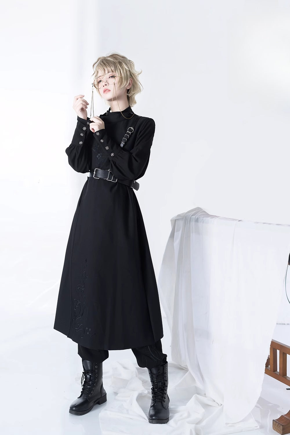 "Dou Zhuan" reinterprets traditional Han attire through a modern lens, blending minimalist structure with intricate embroidery. The sleeveless round-neck design offers contemporary versatility, while symbolic motifs echo celestial harmony. Crafted from lightweight linen blend, it layers effortlessly for autumn, merging gender-fluid elegance with cultural narrative—a poetic balance between heritage and understated sophistication.