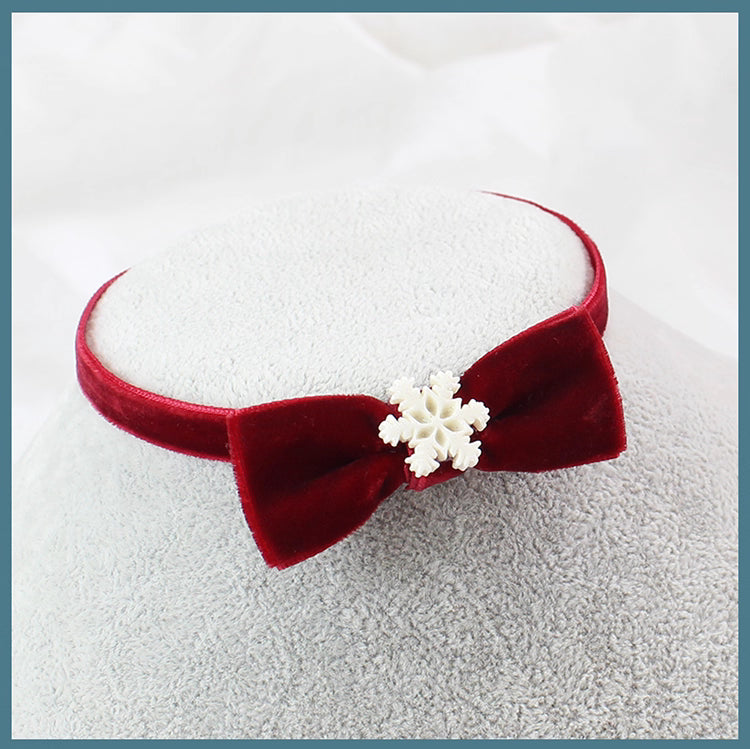 This Lolita Velvet Bowknot Choker Necklace is designed to bring festive elegance with a touch of sweetness. Crafted in rich wine red velvet, it features a delicate bowknot that highlights the neckline with charm and grace. Perfect for Christmas styling, maid-inspired looks, or classic Lolita outfits, this choker adds both warmth and sophistication. Lightweight and versatile, it makes an ideal accessory for holiday parties, tea gatherings, or themed photoshoots.