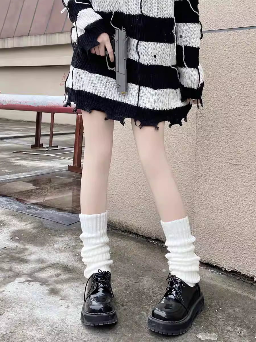 Design Concept:
Step into playful Y2K-inspired Lolita style with these long tube knit leg warmers. Available in white, black, pink, and gray, they feature a soft, stretchy knit that hugs the legs comfortably while adding a layered, “stacked” look perfect for pairing with skirts or dresses. Delicate lace trims and cute bow accents enhance their sweet and whimsical aesthetic, making them ideal for daily wear, tea parties, or casual Lolita gatherings. The versatile colors allow effortless coordination with a