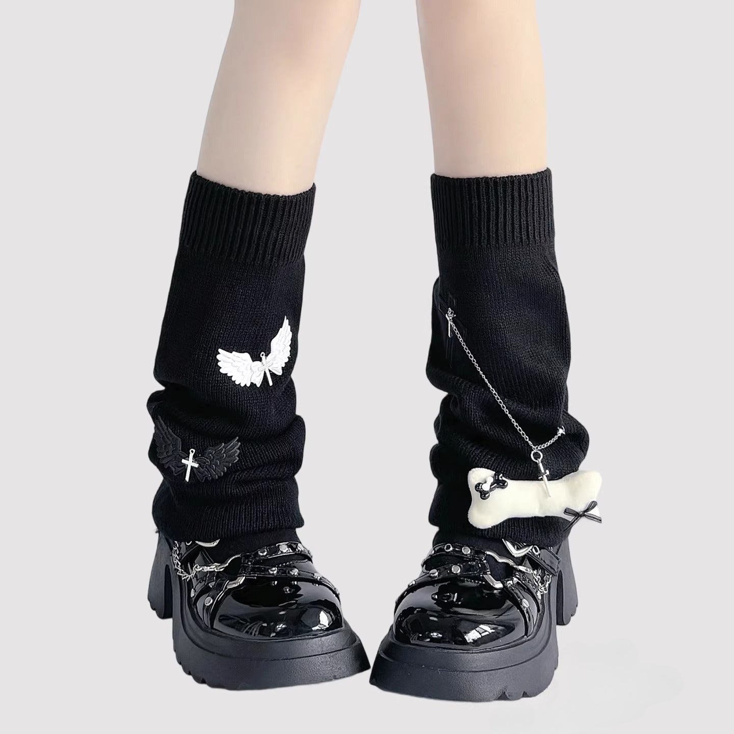 Design Concept:
These Lolita Stockings in off-white and black feature a playful Y2K-inspired winged design, crafted from soft knit for warmth and comfort. The knee-high style with a slightly slouchy fit adds a cute and edgy touch to your outfit, perfect for autumn and winter styling or layering with skirts and dresses. Each pair measures approximately 23cm in length, making them a versatile accessory for daily wear, tea parties, or themed Lolita looks.