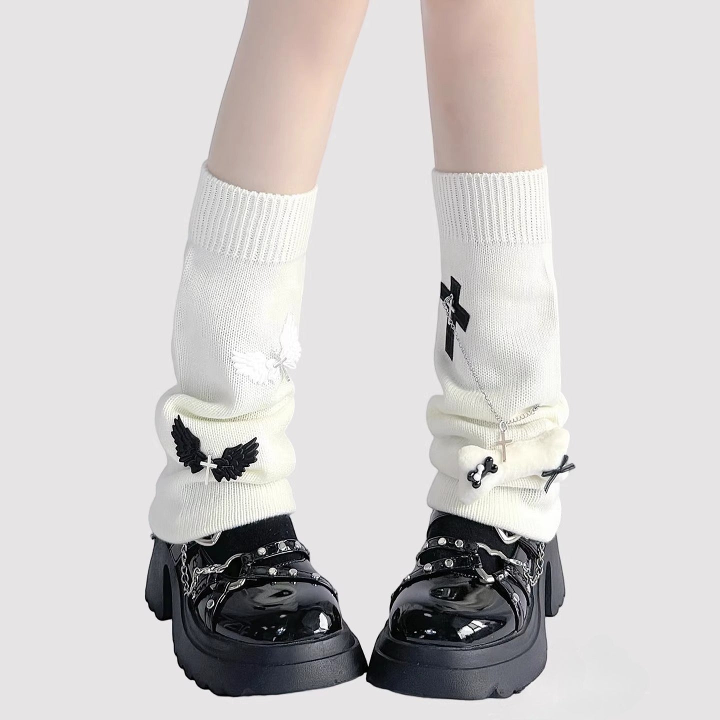 Design Concept:
These Lolita Stockings in off-white and black feature a playful Y2K-inspired winged design, crafted from soft knit for warmth and comfort. The knee-high style with a slightly slouchy fit adds a cute and edgy touch to your outfit, perfect for autumn and winter styling or layering with skirts and dresses. Each pair measures approximately 23cm in length, making them a versatile accessory for daily wear, tea parties, or themed Lolita looks.