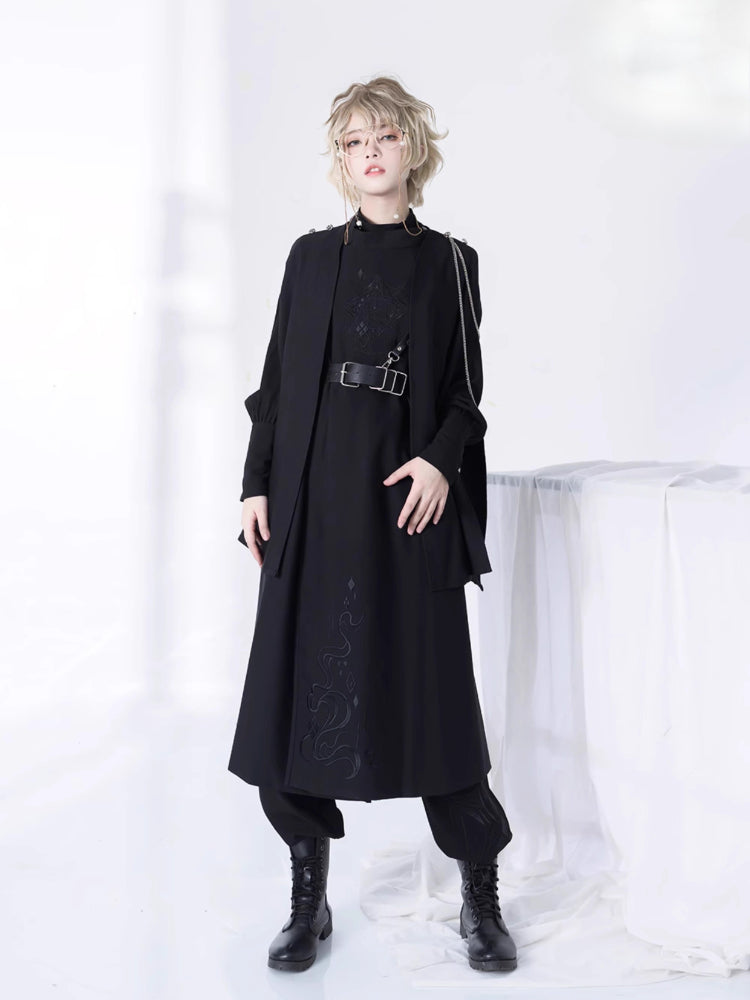 Design Concept:
This Lolita-style cape coat in deep black combines vintage charm with a modern streetwear edge. Designed to be both slimming and stylish, the flowing silhouette offers a dramatic yet elegant look. Perfect for layering over Lolita outfits or for making a statement in casual daily wear and tea party gatherings.