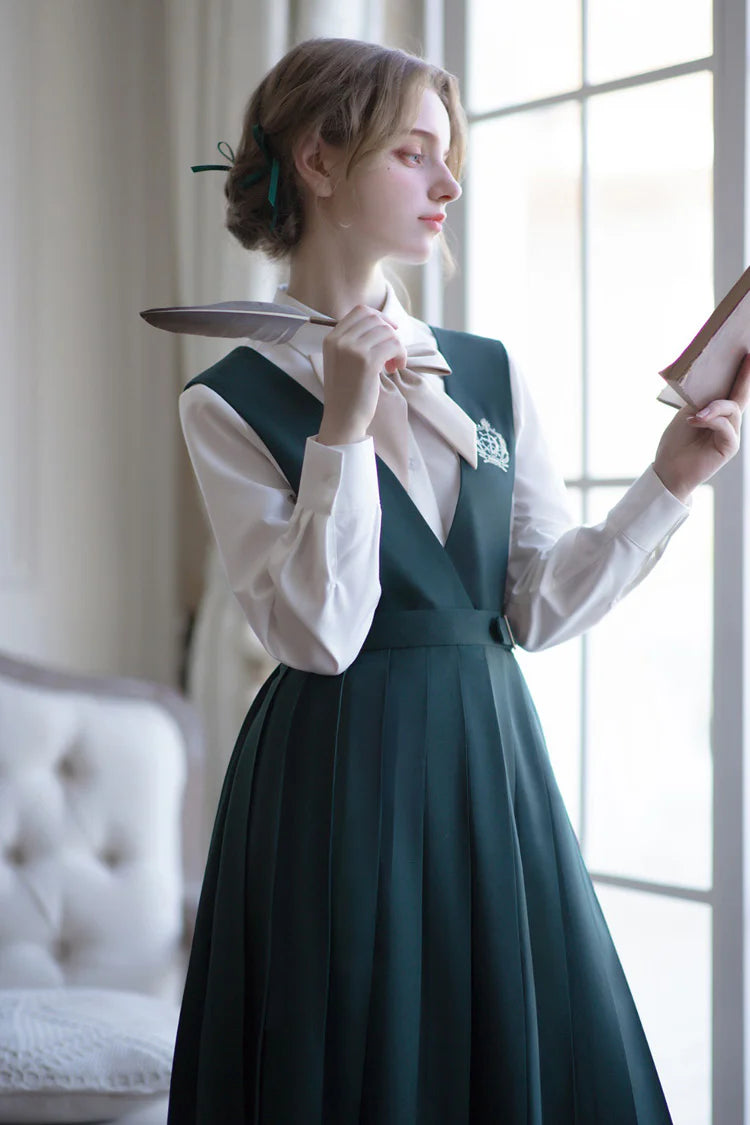 Design Concept:
This Academic Department green pullover dress set blends sweet school style with elegant Lolita elements, presenting a refined and youthful look. The design captures the charm of academic fashion while maintaining a graceful silhouette. The product includes a dress, a matching bow tie, a badge, and a chain, creating a complete coordinated outfit.