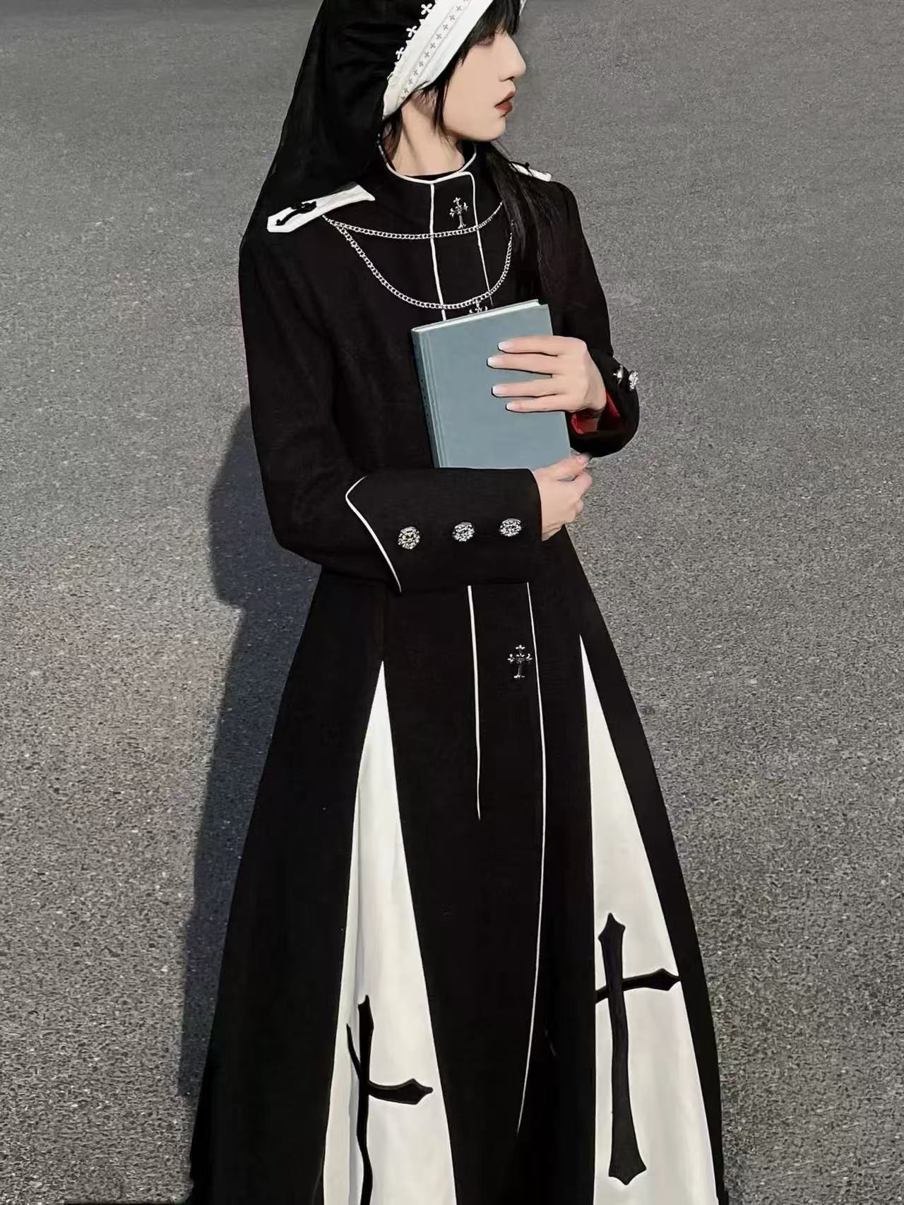 Design Concept:
This Gothic Lolita long dress in black features cross print detailing and a cut-out knit design, creating a striking and edgy aesthetic. The silhouette combines classic Gothic elegance with a modern Lolita twist, offering a long, flowing fit that exudes dramatic charm. Perfect for cosplay, themed events, or making a bold fashion statement, this dress captures the essence of dark, refined Lolita style.