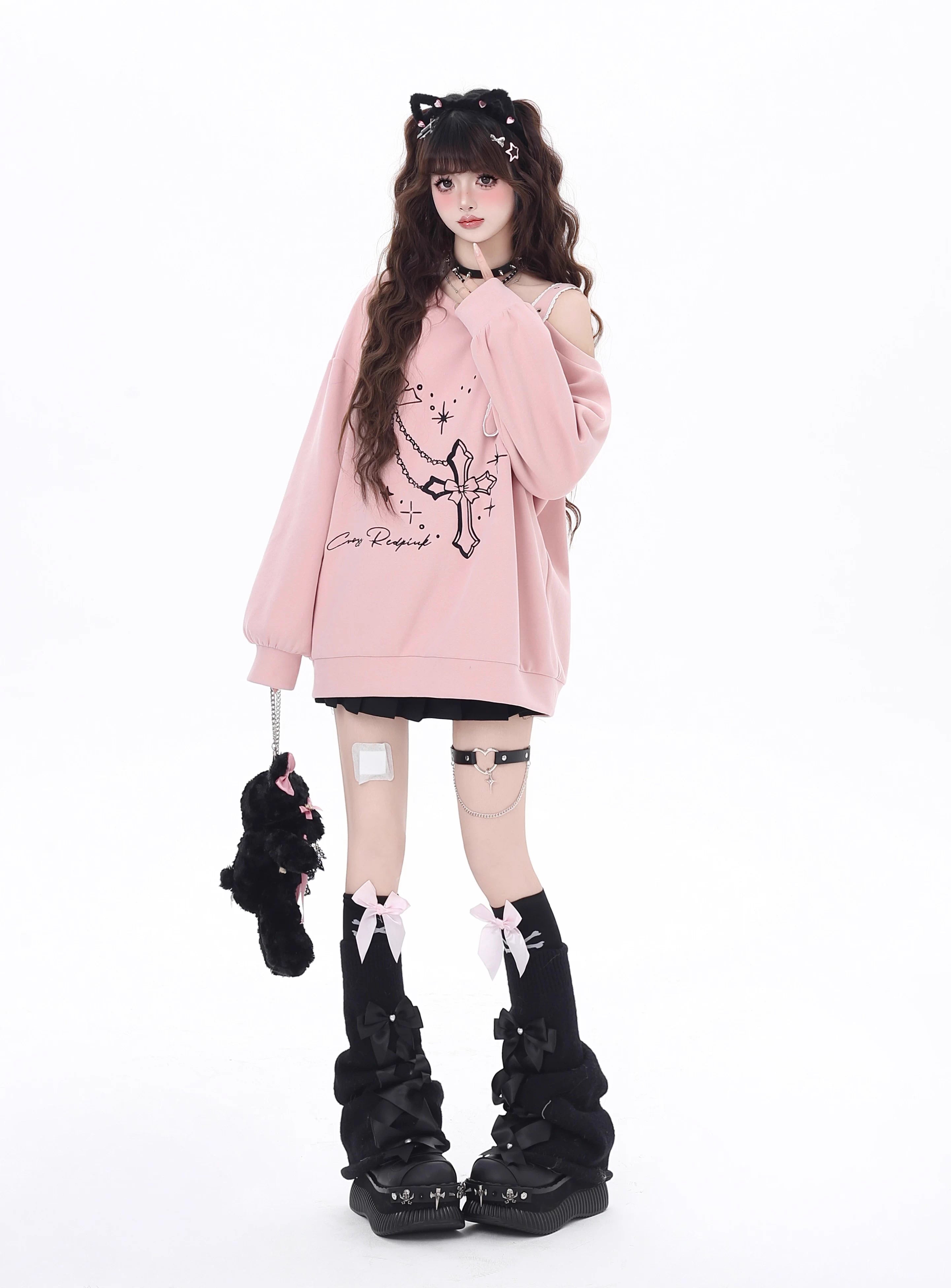 Design Concept:
This Lolita Blouses piece combines sweet charm with subtle edginess, featuring a black and pink color palette and delicate embroidered detailing. The off-shoulder design adds a playful and relaxed vibe, while the loose fit ensures comfort for everyday wear. Perfect for early spring casual outings, tea parties, or layering with other Lolita and streetwear pieces, it brings a soft yet stylish touch to any outfit.