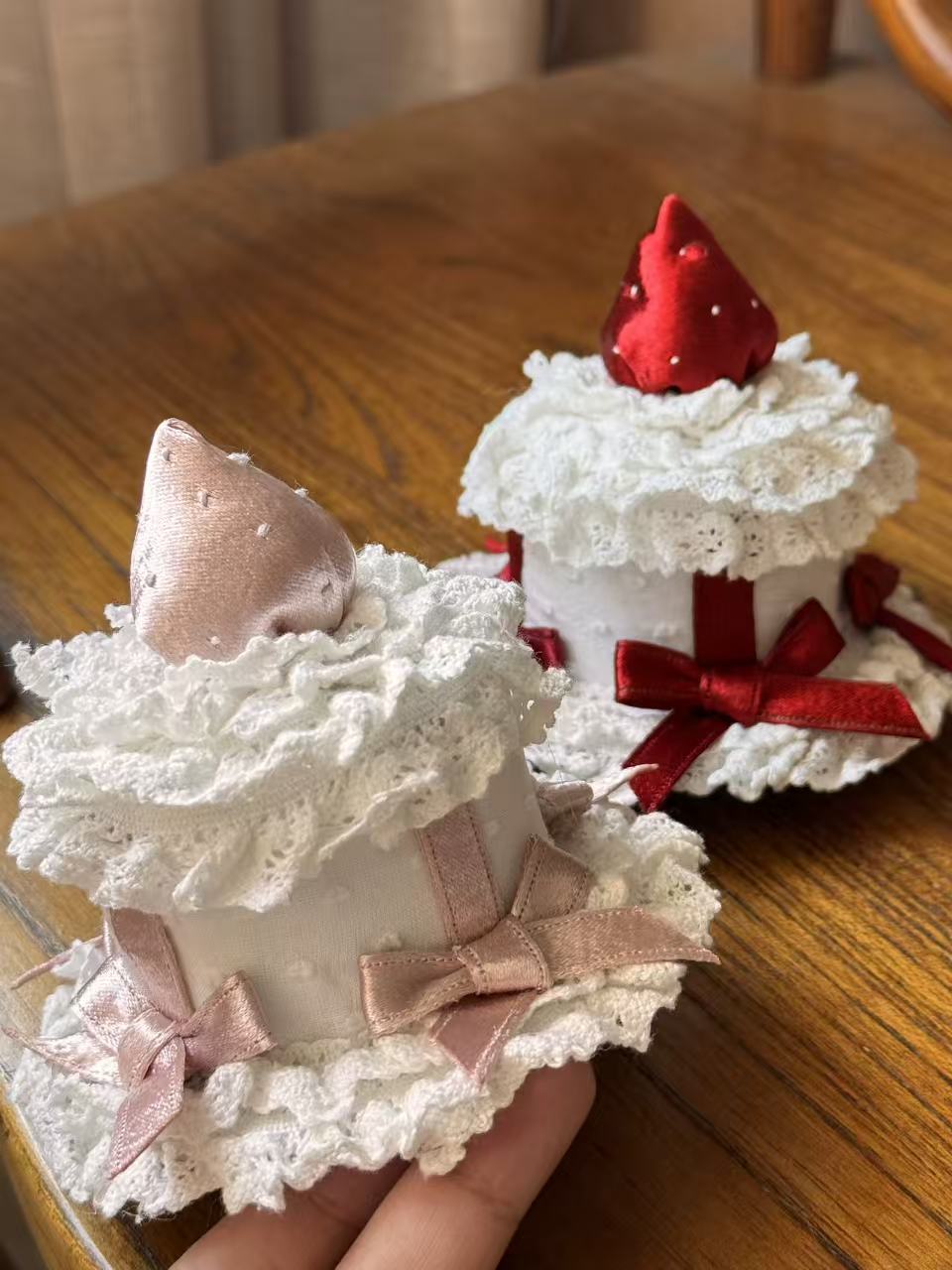Design Concept:
This Lolita hair accessories collection features a charming lace cupcake-style mini hat adorned with strawberry details, creating a cute and playful look. Available in four color combinations—white with pink, white with red, apricot with pink, and apricot with red—each design adds a sweet and whimsical touch, perfect for enhancing Lolita outfits or cosplay styles.