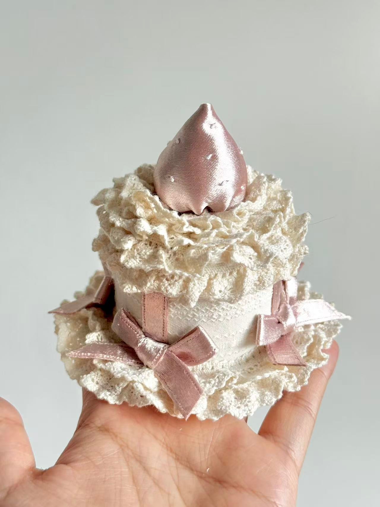 Design Concept:
This Lolita hair accessories collection features a charming lace cupcake-style mini hat adorned with strawberry details, creating a cute and playful look. Available in four color combinations—white with pink, white with red, apricot with pink, and apricot with red—each design adds a sweet and whimsical touch, perfect for enhancing Lolita outfits or cosplay styles.