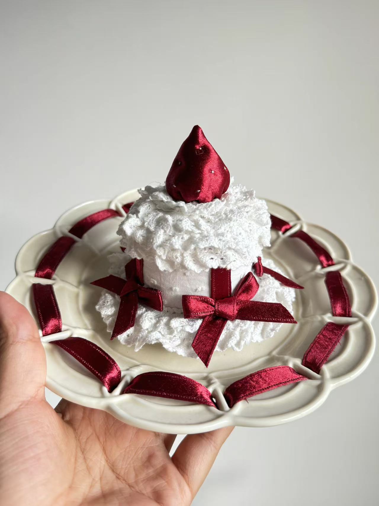 Design Concept:
This Lolita hair accessories collection features a charming lace cupcake-style mini hat adorned with strawberry details, creating a cute and playful look. Available in four color combinations—white with pink, white with red, apricot with pink, and apricot with red—each design adds a sweet and whimsical touch, perfect for enhancing Lolita outfits or cosplay styles.