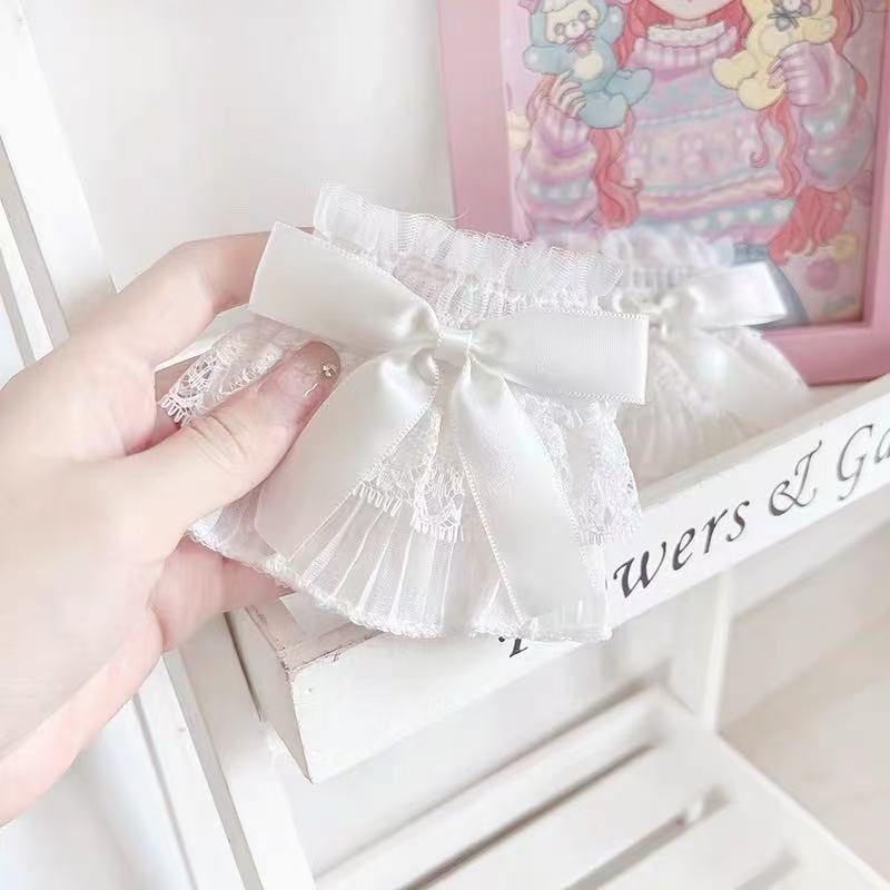 Product Description:
These Lolita Hand Accessories feature delicate lace ruffle cuffs adorned with charming bow decorations, bringing a fairy-like elegance to any Lolita, cosplay, or bridal outfit. The soft lace trim highlights the romantic design, while the bows add a sweet, girlish touch.Each set includes 2 pieces.