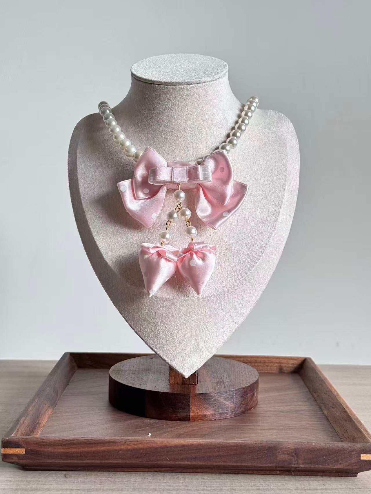 Design Concept:
This Lolita necklace collection features four charming styles, each adorned with a playful strawberry pendant and delicate pearl accents. Available in red polka dots, wine red polka dots, pink polka dots, and blue polka dots, these necklaces bring a sweet and versatile touch to daily outfits while capturing the whimsical essence of Lolita fashion.