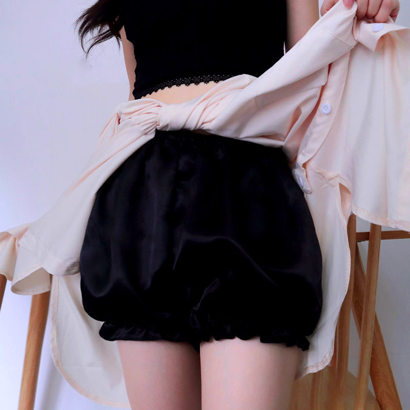 Design Concept:
These Lolita shorts are designed for both functionality and style, available in black and white. Featuring two options—delicate lace trim or a simple basic design—they provide comfortable coverage while preventing exposure, making them perfect for daily wear, cosplay, or pairing with skirts and dresses. The high-waist cut ensures a flattering silhouette while keeping a cute and elegant Lolita charm.