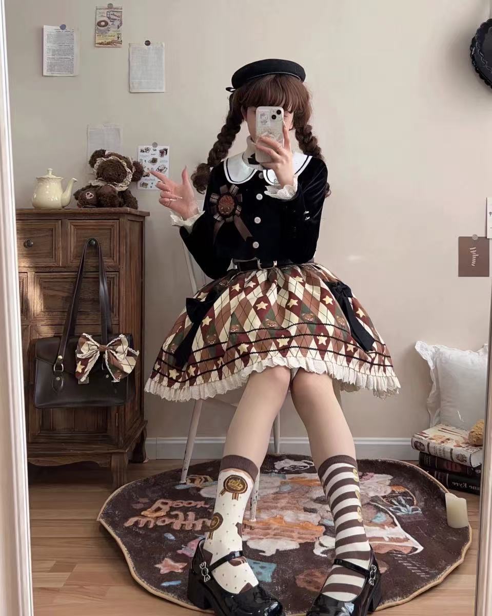 Design Concept:
This charming Lolita skirt in warm brown combines classic style with a cute student commuter aesthetic, offering both elegance and everyday wearability. Product Details: The product includes one pleated half skirt, designed for versatile pairing with various tops to create a stylish and refined Lolita look.