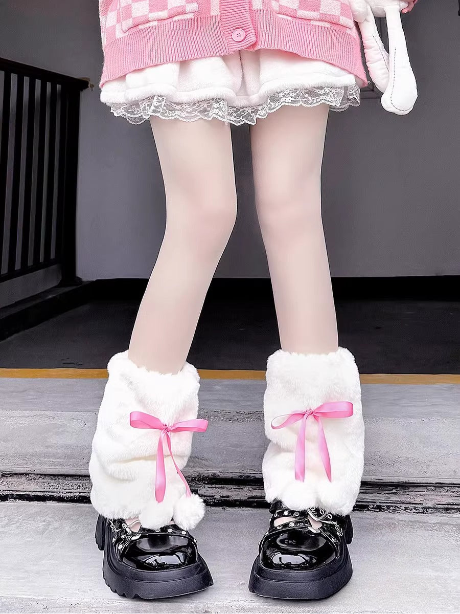 Design Concept:
These Lolita stockings are designed as cute winter leg warmers with soft furry fabric, adorned with sweet bow accents and fluffy pom-poms. Available in black, red, and pink, they bring both warmth and style to your autumn and winter Lolita outfits. The slouchy layered design adds a playful touch, while the pom-pom version measures approximately 23cm in length. Perfect for pairing with skirts, dresses, or cosplay looks, these leg warmers combine cozy comfort with a charming Lolita aesthetic