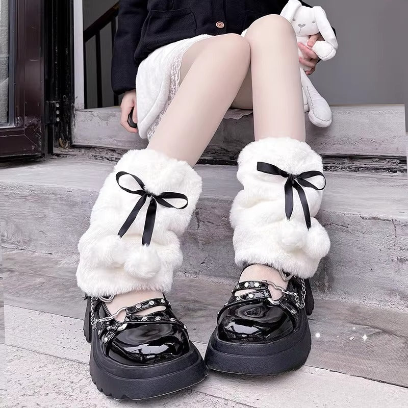 Design Concept:
These Lolita stockings are designed as cute winter leg warmers with soft furry fabric, adorned with sweet bow accents and fluffy pom-poms. Available in black, red, and pink, they bring both warmth and style to your autumn and winter Lolita outfits. The slouchy layered design adds a playful touch, while the pom-pom version measures approximately 23cm in length. Perfect for pairing with skirts, dresses, or cosplay looks, these leg warmers combine cozy comfort with a charming Lolita aesthetic