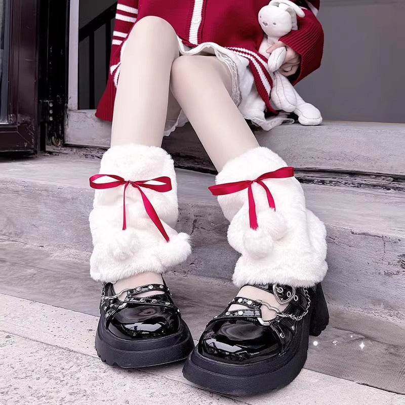 Design Concept:
These Lolita stockings are designed as cute winter leg warmers with soft furry fabric, adorned with sweet bow accents and fluffy pom-poms. Available in black, red, and pink, they bring both warmth and style to your autumn and winter Lolita outfits. The slouchy layered design adds a playful touch, while the pom-pom version measures approximately 23cm in length. Perfect for pairing with skirts, dresses, or cosplay looks, these leg warmers combine cozy comfort with a charming Lolita aesthetic