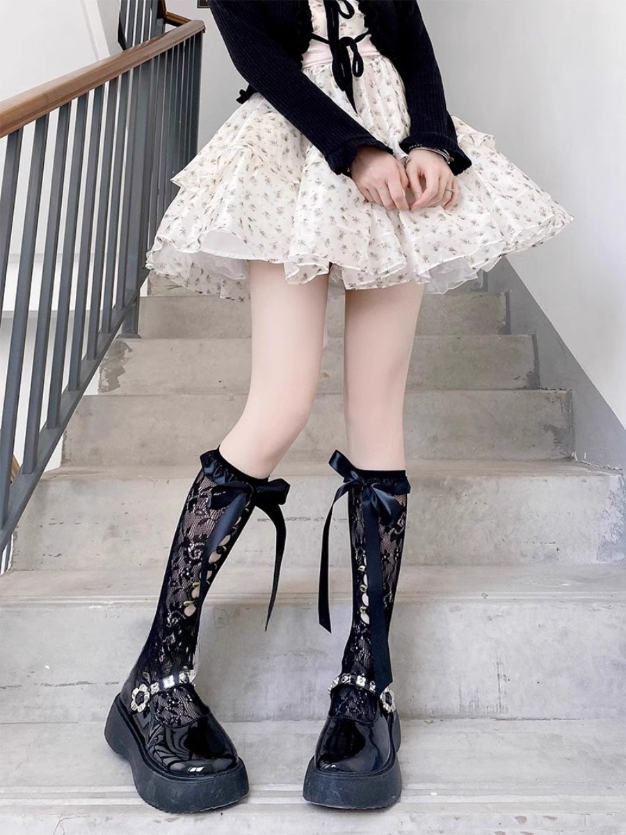 Design Concept:
These Lolita stockings are designed with delicate lace flowers and charming bow ribbon ties, available in black and white. The mid-calf length creates a sweet and elegant silhouette, perfect for pairing with Lolita dresses and skirts. Crafted with soft fabric and detailed lace edging, they bring out a cute Japanese-inspired Lolita aesthetic, making them ideal for both daily wear and cosplay styling.