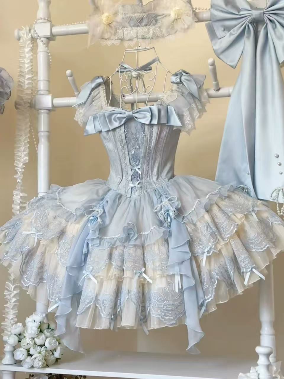 Design Concept:
This Sweet Lolita blue JSK dress draws inspiration from the graceful charm of ballet and the purity of swans. Featuring delicate embroidery, playful bows, and a voluminous princess-style skirt, it creates a dreamy and elegant silhouette. The soft blue tone adds a sweet yet refined aura, making it perfect for tea parties, gatherings, or photoshoots. Designed for comfort and charm, this dress beautifully combines cuteness with an elegant Lolita aesthetic.