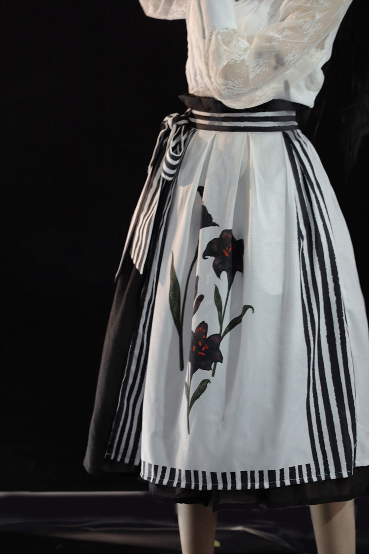 White/Black Lily Printed Ruffled Embroidered Bow Gothic Lolita Skirt