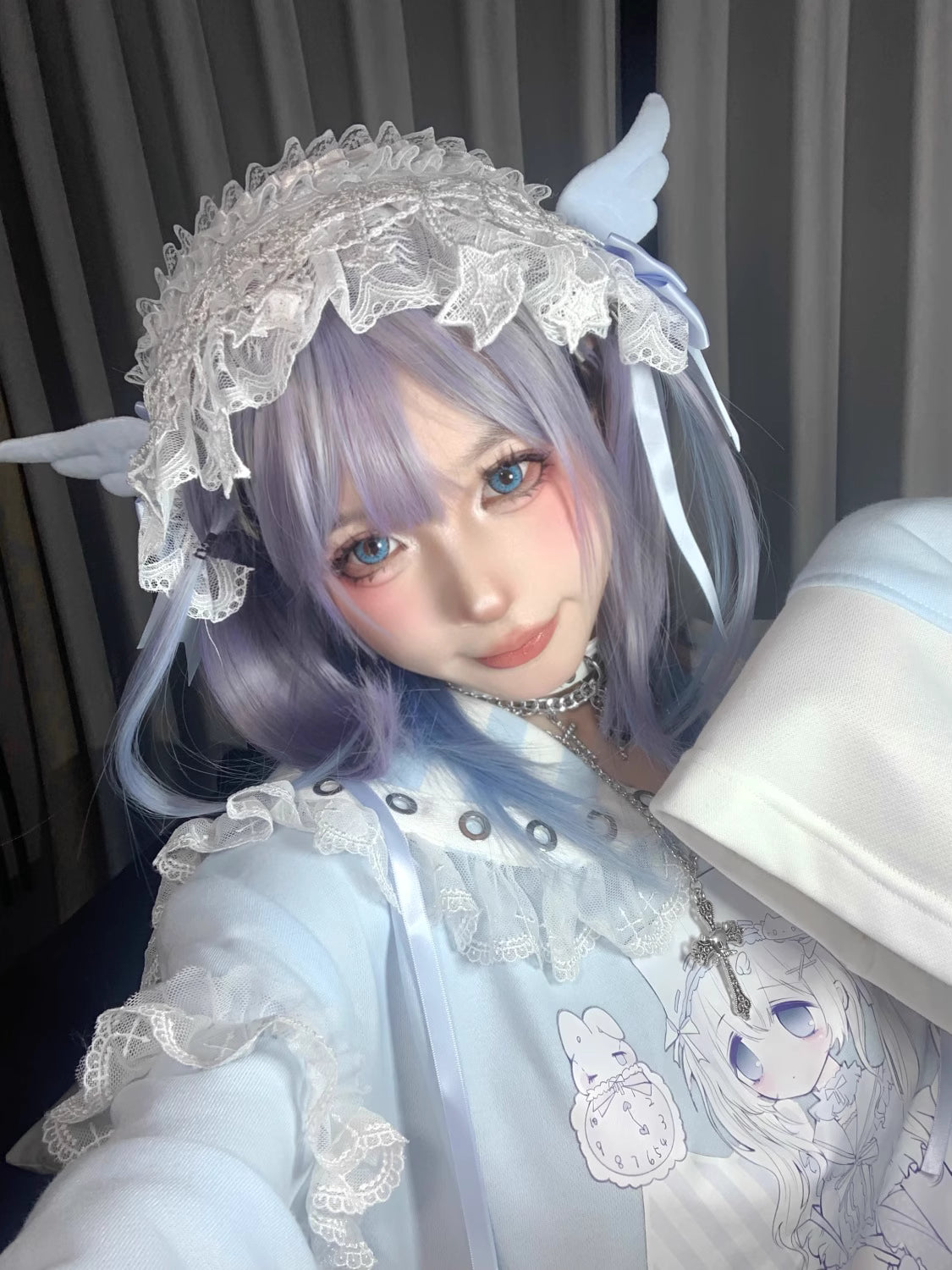 This Japanese Lolita lace headband is designed with delicate little wings and a sweet bow, adding a playful and angelic touch. The lace details highlight softness and elegance, while the wing design brings fantasy charm. Perfect for Halloween, cosplay, or Lolita fashion styling, it completes any cute and whimsical look with originality and charm.
