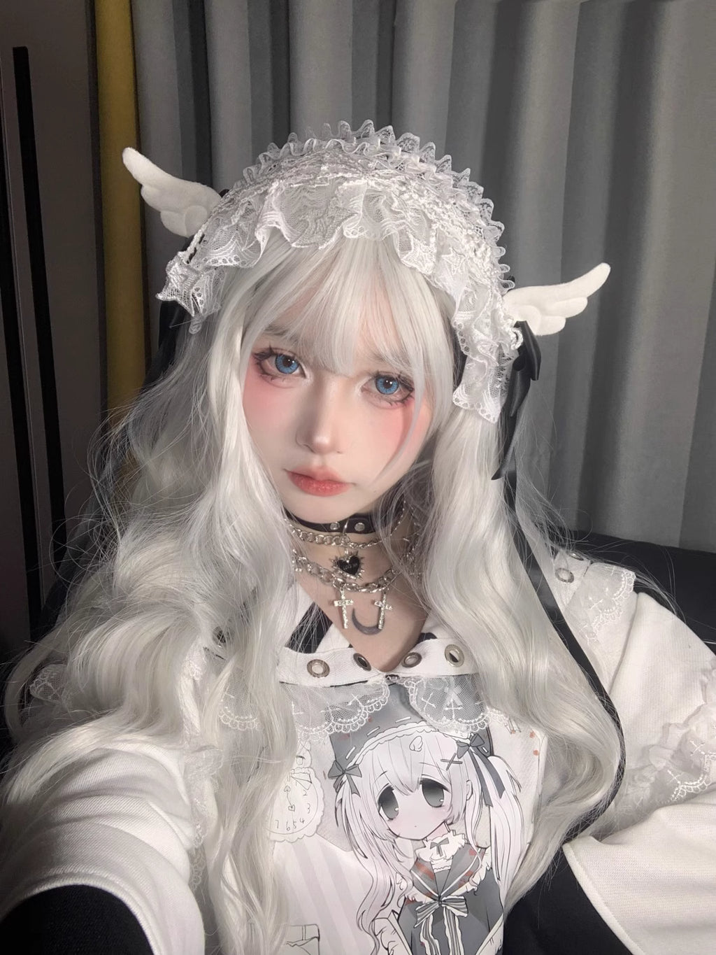 This Japanese Lolita lace headband is designed with delicate little wings and a sweet bow, adding a playful and angelic touch. The lace details highlight softness and elegance, while the wing design brings fantasy charm. Perfect for Halloween, cosplay, or Lolita fashion styling, it completes any cute and whimsical look with originality and charm.