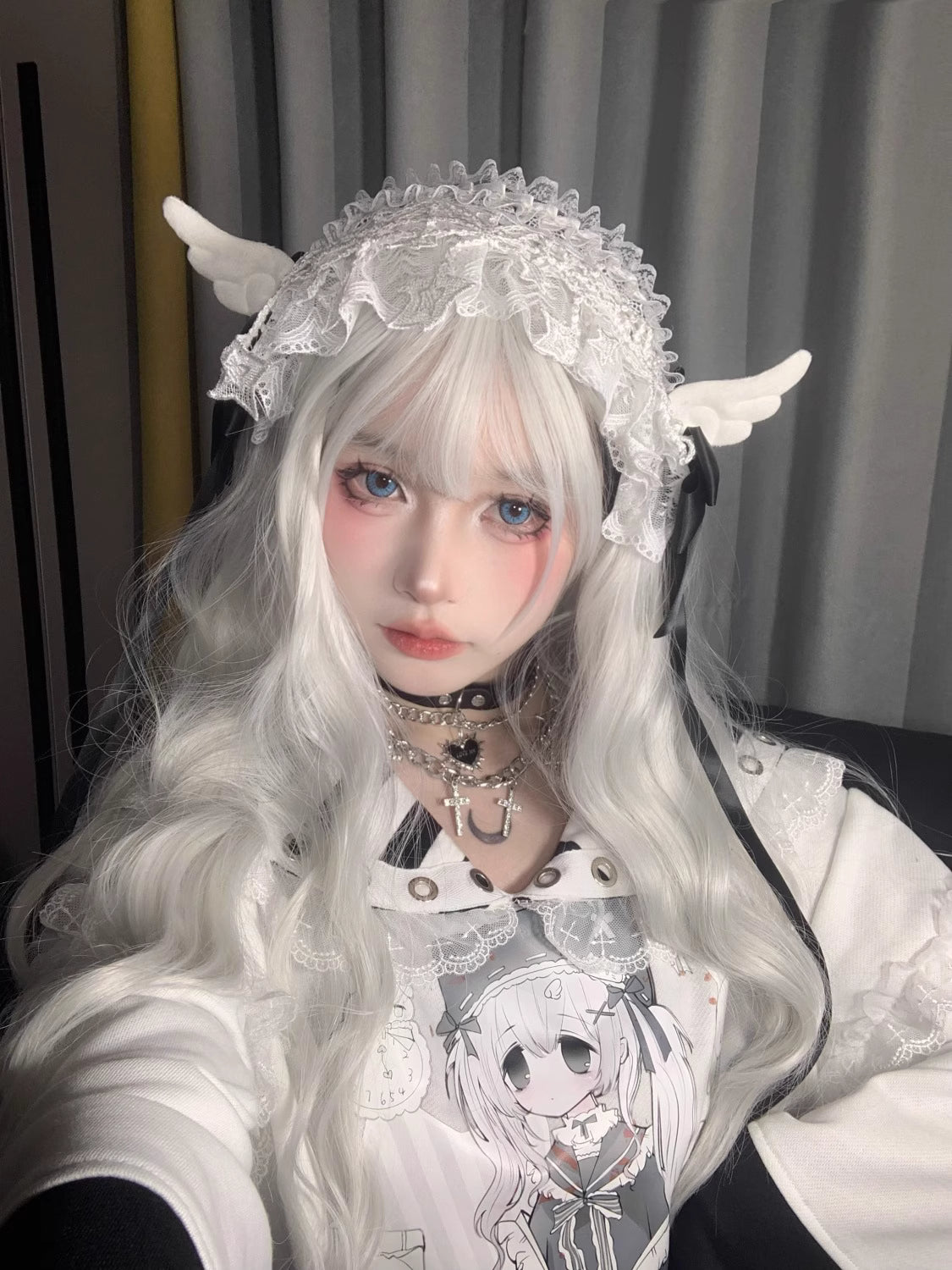 This Japanese Lolita lace headband is designed with delicate little wings and a sweet bow, adding a playful and angelic touch. The lace details highlight softness and elegance, while the wing design brings fantasy charm. Perfect for Halloween, cosplay, or Lolita fashion styling, it completes any cute and whimsical look with originality and charm.
