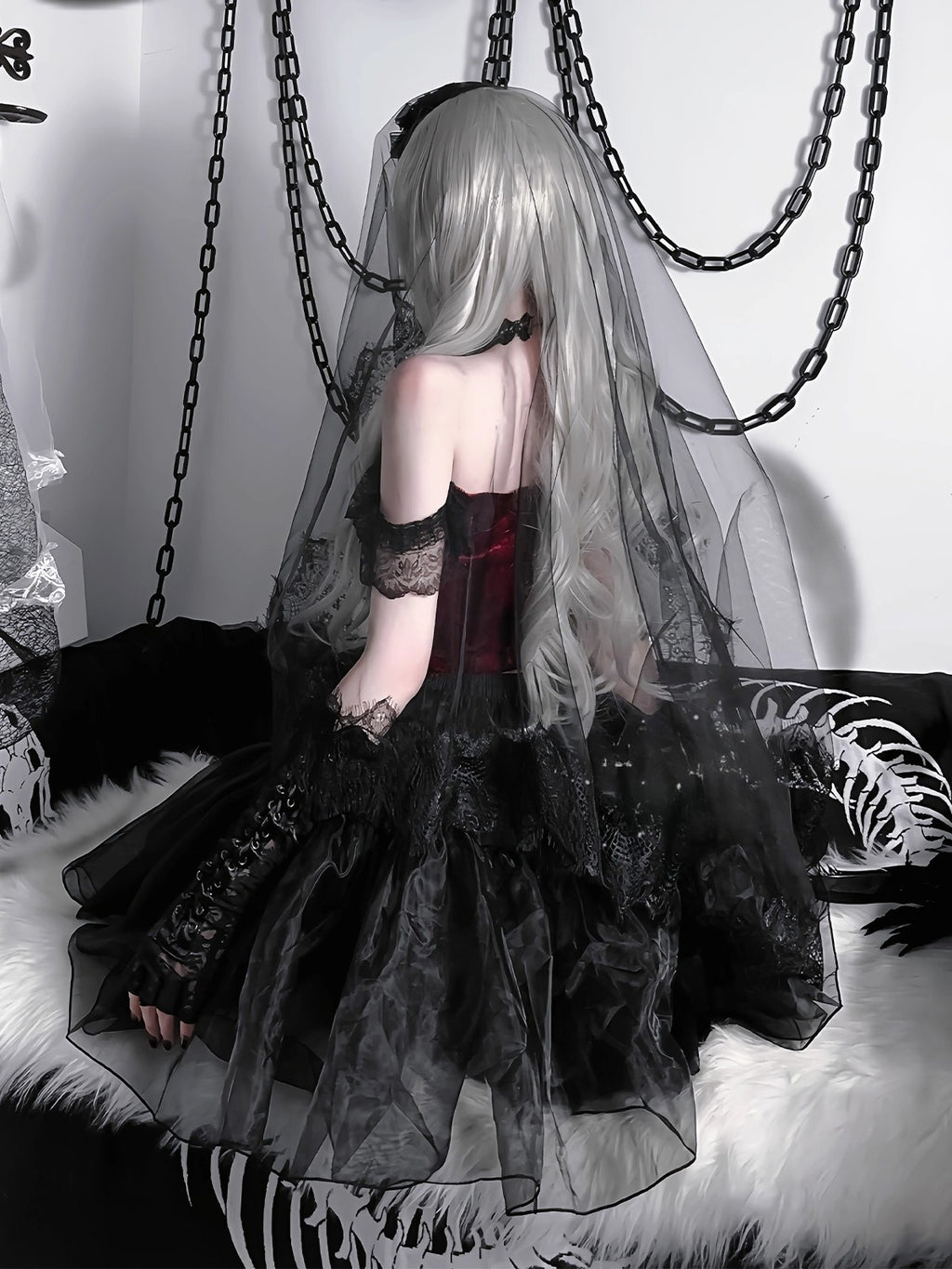 Design Concept:
This Gothic Lolita outfit, in black and red with delicate lace accents, combines dark elegance with a playful Gothic aesthetic. The set includes a top and skirt, designed for a classic Lolita silhouette with a short, flared skirt perfect for Halloween or themed cosplay. The lace detailing enhances the overall visual impact, balancing sophistication with a dramatic flair.