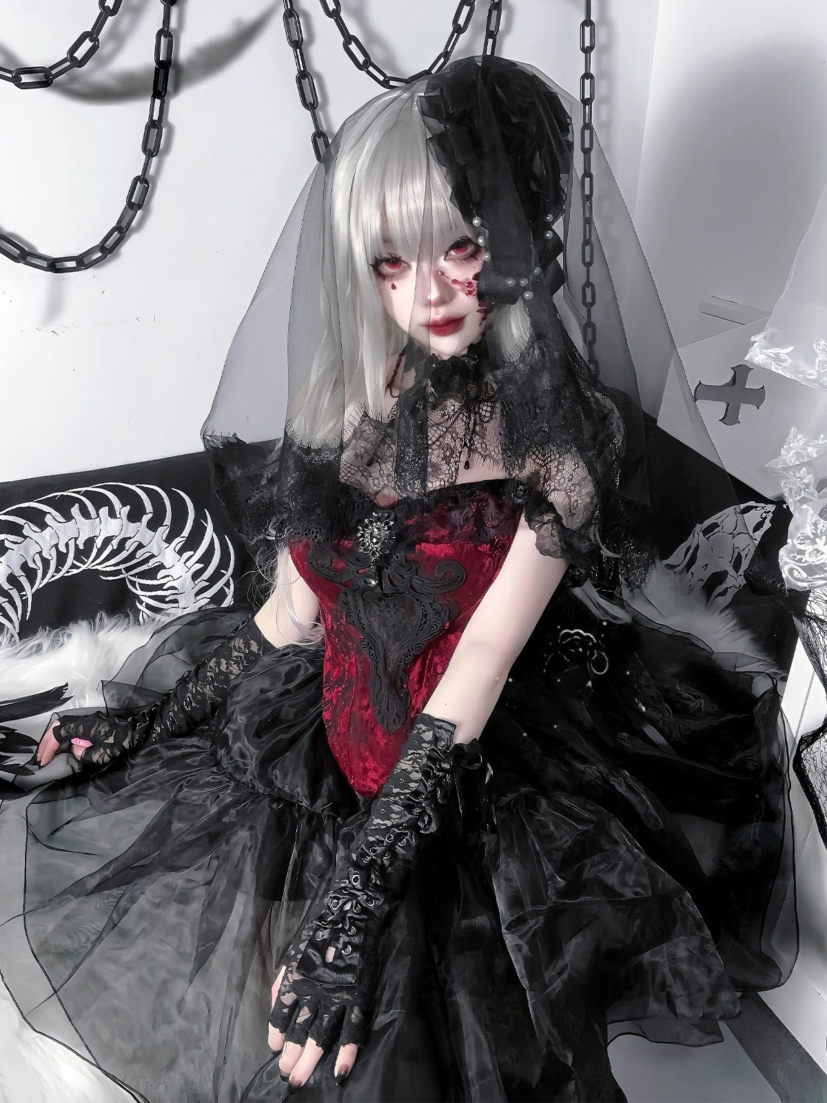Design Concept:
This Gothic Lolita outfit, in black and red with delicate lace accents, combines dark elegance with a playful Gothic aesthetic. The set includes a top and skirt, designed for a classic Lolita silhouette with a short, flared skirt perfect for Halloween or themed cosplay. The lace detailing enhances the overall visual impact, balancing sophistication with a dramatic flair.