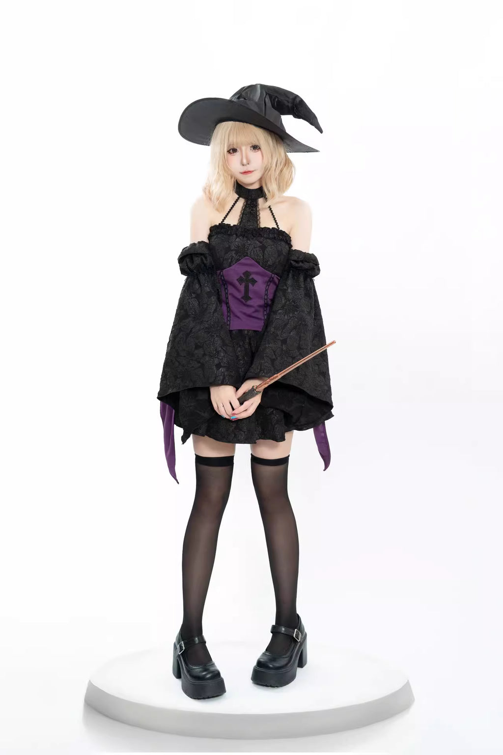 Design Concept:
This Gothic Lolita dress set in purple and black features a halter neck design and a short, flared skirt, perfectly capturing the dark, mystical aesthetic of a young witch. The set includes top, skirt, sleeves, and hat, creating a complete ensemble for a striking Gothic look. Ideal for cosplay events, Halloween, or themed gatherings. If you need matching outerwear or additional accessories, please contact customer service.