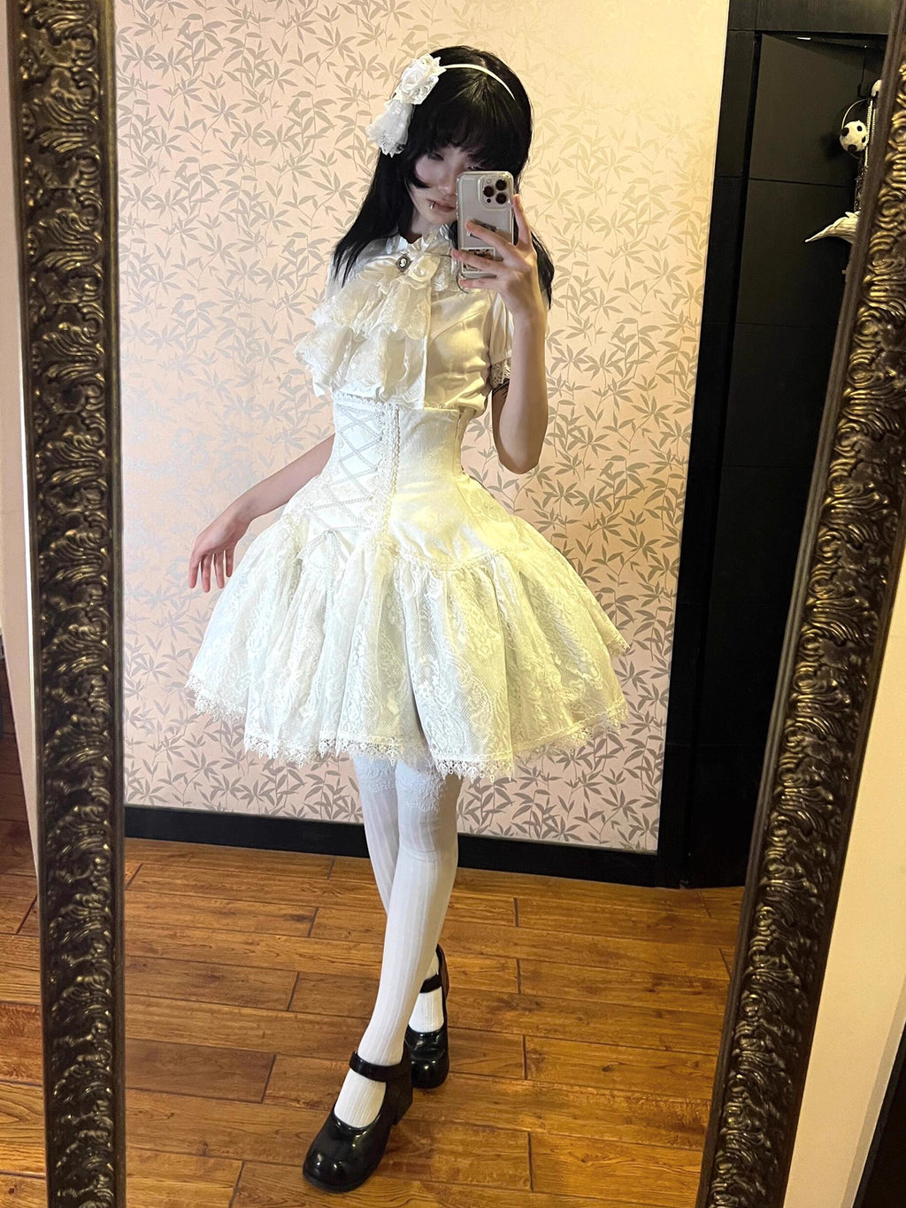 Design Concept:
This Gothic Lolita set in white combines elegance and subcultural charm. The outfit includes a shirt, bib, and short skirt, designed to accentuate the waist and create a slimming silhouette. Delicate detailing and a classic Lolita cut bring a refined yet playful aesthetic, making it perfect for daily wear or tea party occasions.&nbsp;