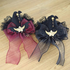 This gothic Lolita witch hat headband is crafted for a playful yet mysterious Halloween style. Designed with bat and demon elements, it combines dark fantasy with Lolita elegance. The mini top hat detail adds vintage charm, while the versatile clip design makes it easy to wear. Perfect for cosplay, themed parties, or photo shoots, it completes any enchanting outfit.
