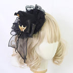This gothic Lolita witch hat headband is crafted for a playful yet mysterious Halloween style. Designed with bat and demon elements, it combines dark fantasy with Lolita elegance. The mini top hat detail adds vintage charm, while the versatile clip design makes it easy to wear. Perfect for cosplay, themed parties, or photo shoots, it completes any enchanting outfit.