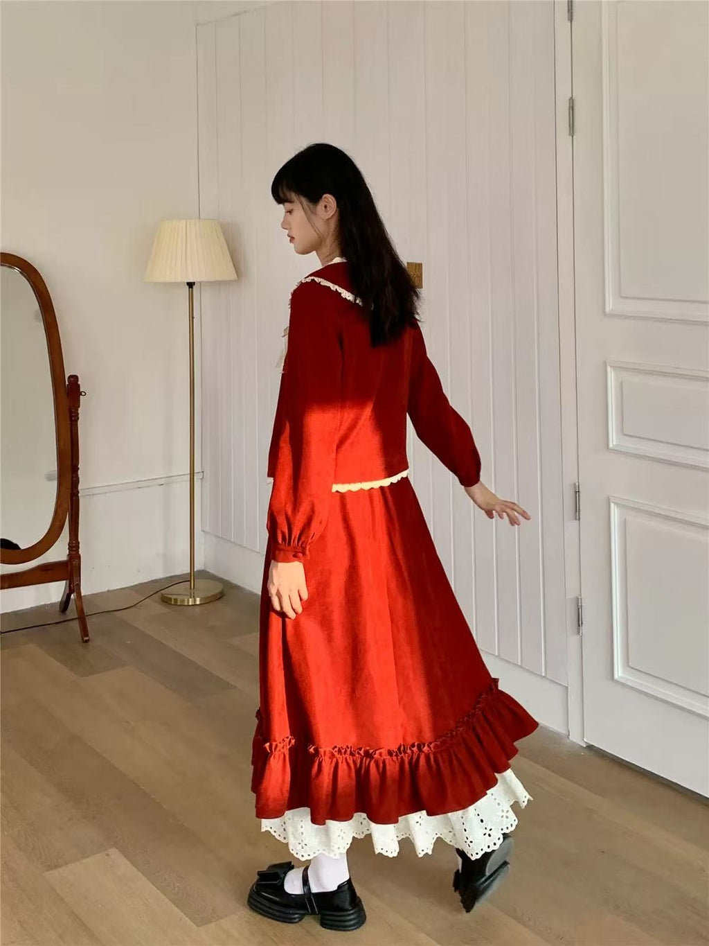 Design Concept:
This Lolita blouse in red features delicate lace detailing and a ruffled hem, creating a festive and whimsical aesthetic perfect for autumn and winter. The soft, breathable fabric ensures comfort while maintaining a structured, elegant look. Its playful yet refined design makes it ideal for daily wear, Christmas celebrations, tea parties, or casual Lolita gatherings.