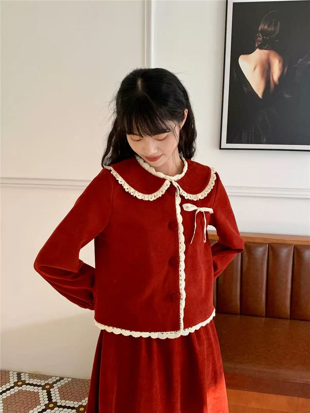 Design Concept:
This Lolita blouse in red features delicate lace detailing and a ruffled hem, creating a festive and whimsical aesthetic perfect for autumn and winter. The soft, breathable fabric ensures comfort while maintaining a structured, elegant look. Its playful yet refined design makes it ideal for daily wear, Christmas celebrations, tea parties, or casual Lolita gatherings.