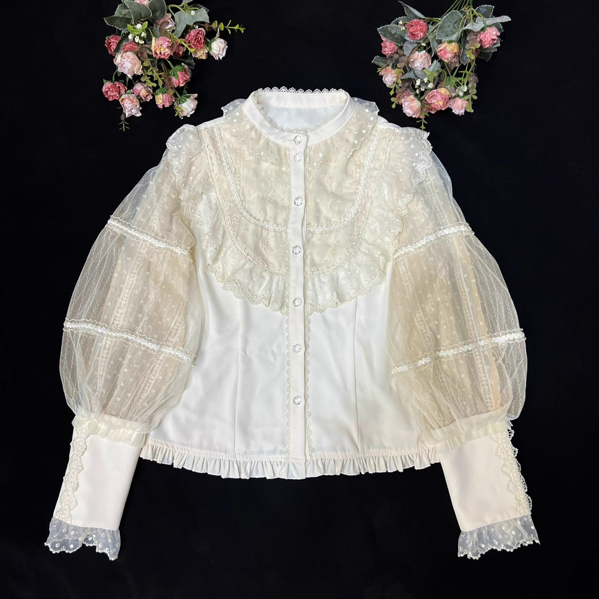Design Concept:
This Lolita blouse features a refined stand collar and vintage CLA-inspired court style, combining elegance with classic Lolita charm. Available in Beige, Black, and White, it adds a sophisticated touch to any Lolita outfit. Perfect as a layering piece under jumpers or dresses, or worn on its own for daily wear and tea parties.