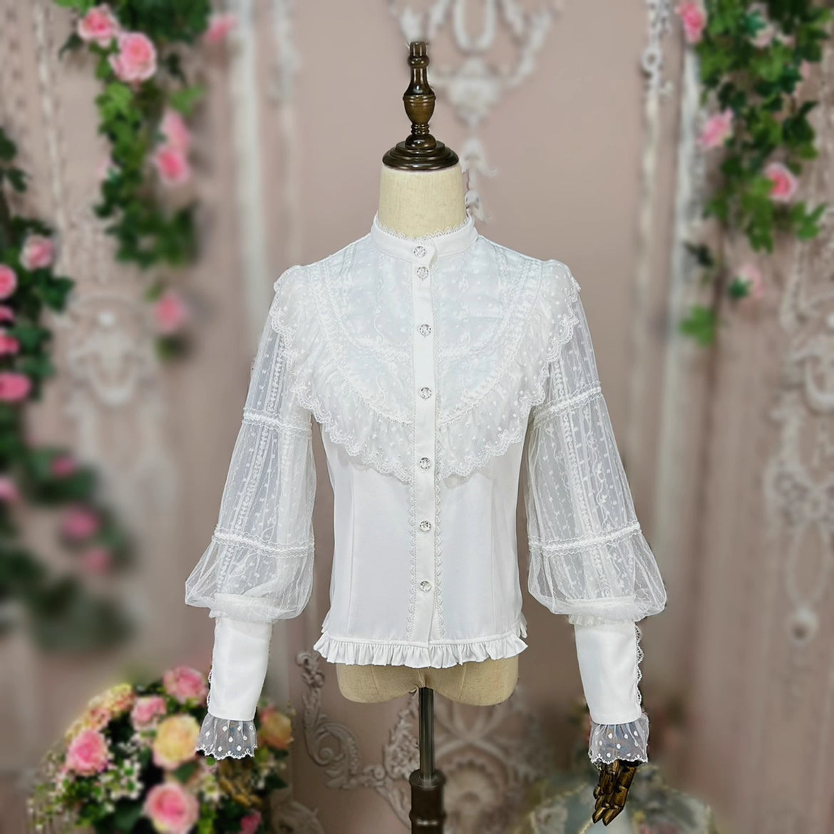Design Concept:
This Lolita blouse features a refined stand collar and vintage CLA-inspired court style, combining elegance with classic Lolita charm. Available in Beige, Black, and White, it adds a sophisticated touch to any Lolita outfit. Perfect as a layering piece under jumpers or dresses, or worn on its own for daily wear and tea parties.