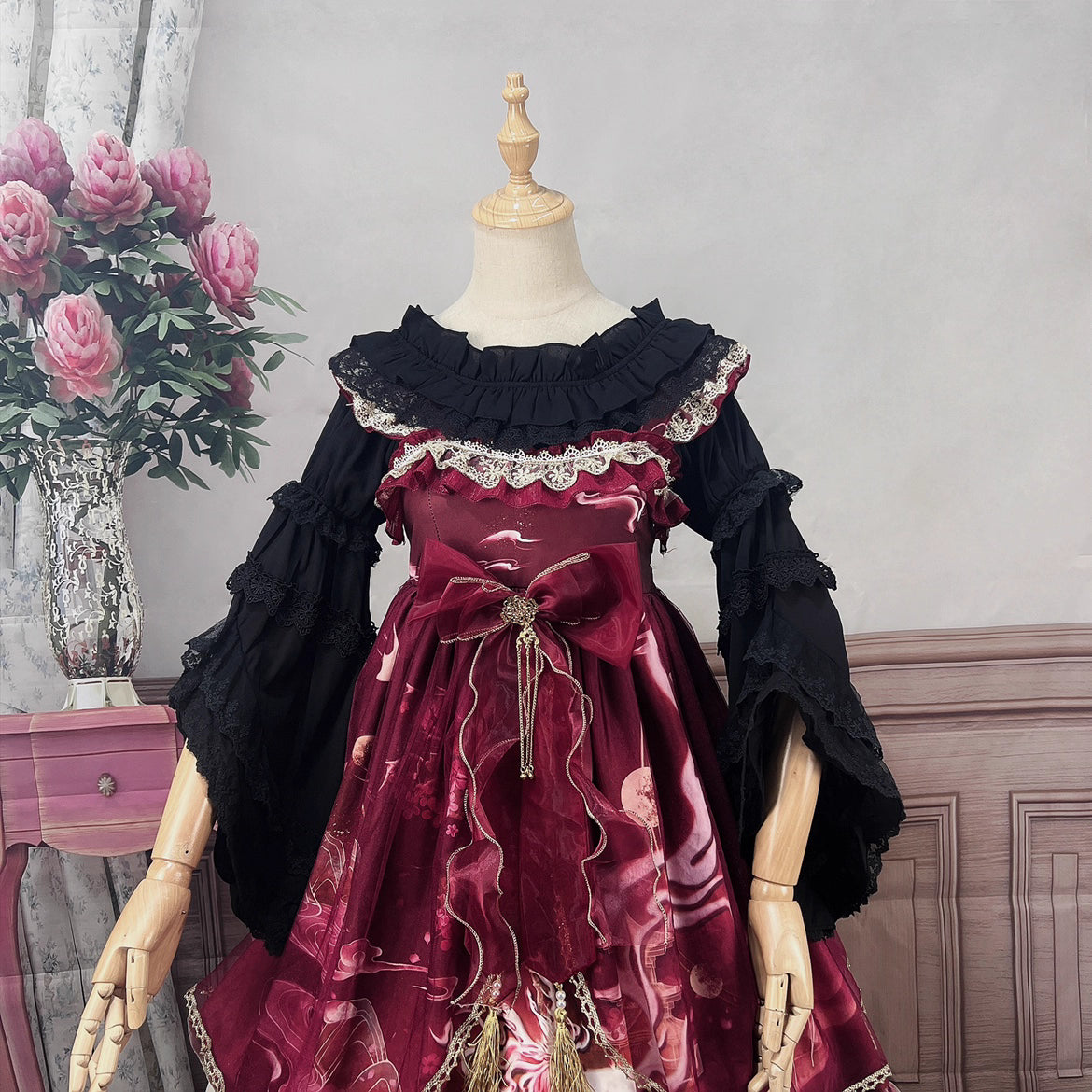 Design Concept:
This Lolita chiffon blouse brings a graceful and romantic aesthetic with its elastic neckline and off-shoulder design. The flowing silhouette enhances the charm of Lolita coordinates, while the gorgeous detailing adds a touch of elegance. Available in White and Black, it offers both a fresh, pure option and a dramatic, Gothic-inspired alternative.