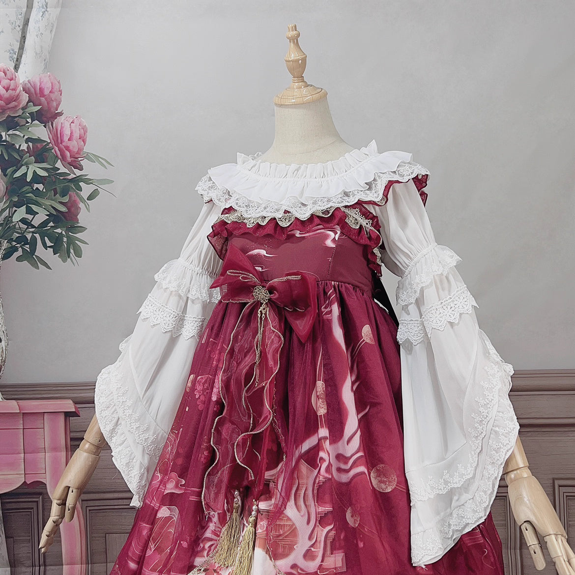 Design Concept:
This Lolita chiffon blouse brings a graceful and romantic aesthetic with its elastic neckline and off-shoulder design. The flowing silhouette enhances the charm of Lolita coordinates, while the gorgeous detailing adds a touch of elegance. Available in White and Black, it offers both a fresh, pure option and a dramatic, Gothic-inspired alternative.
