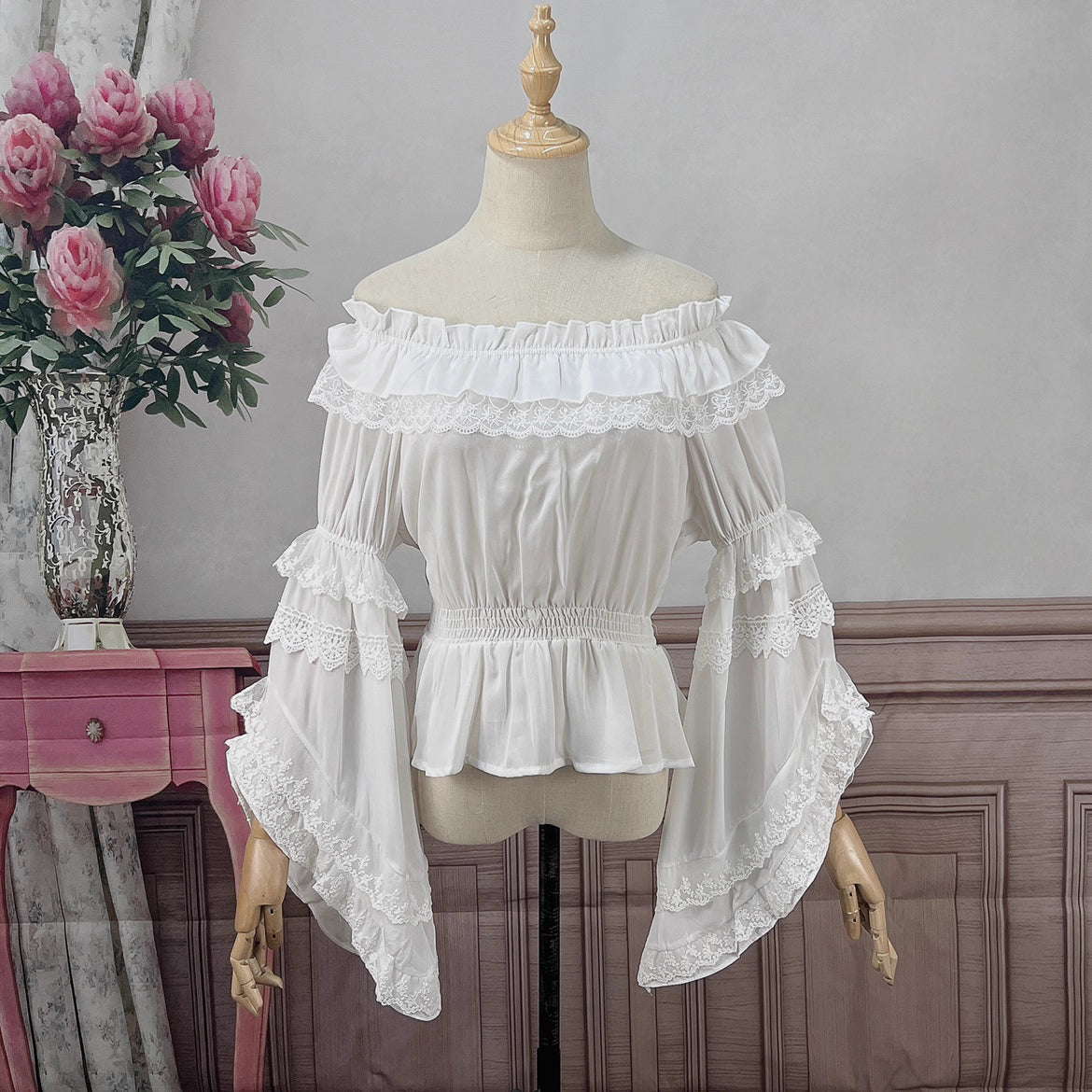 Design Concept:
This Lolita chiffon blouse brings a graceful and romantic aesthetic with its elastic neckline and off-shoulder design. The flowing silhouette enhances the charm of Lolita coordinates, while the gorgeous detailing adds a touch of elegance. Available in White and Black, it offers both a fresh, pure option and a dramatic, Gothic-inspired alternative.