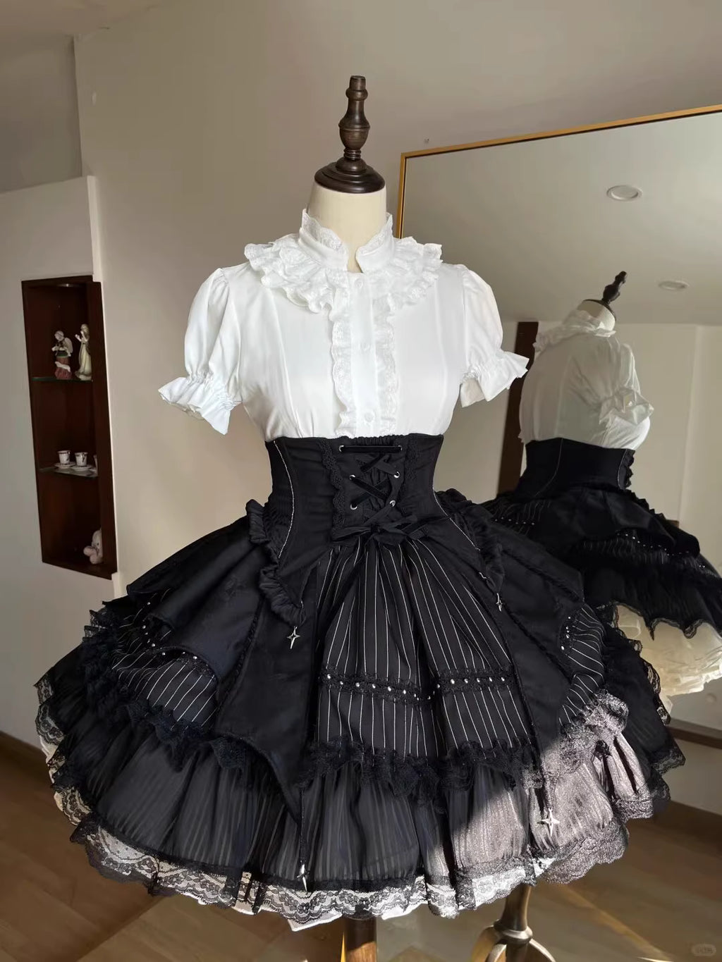 Design Concept:
This Gothic Lolita blouse features a lightweight, soft fabric with vintage-style lantern sleeves and a slim, prince-inspired silhouette. Offered in both black and white, it can be effortlessly styled with various Lolita skirts or layered under outerwear. Combining elegance with comfort, it’s ideal for everyday wear, themed tea parties, or cosplay events.