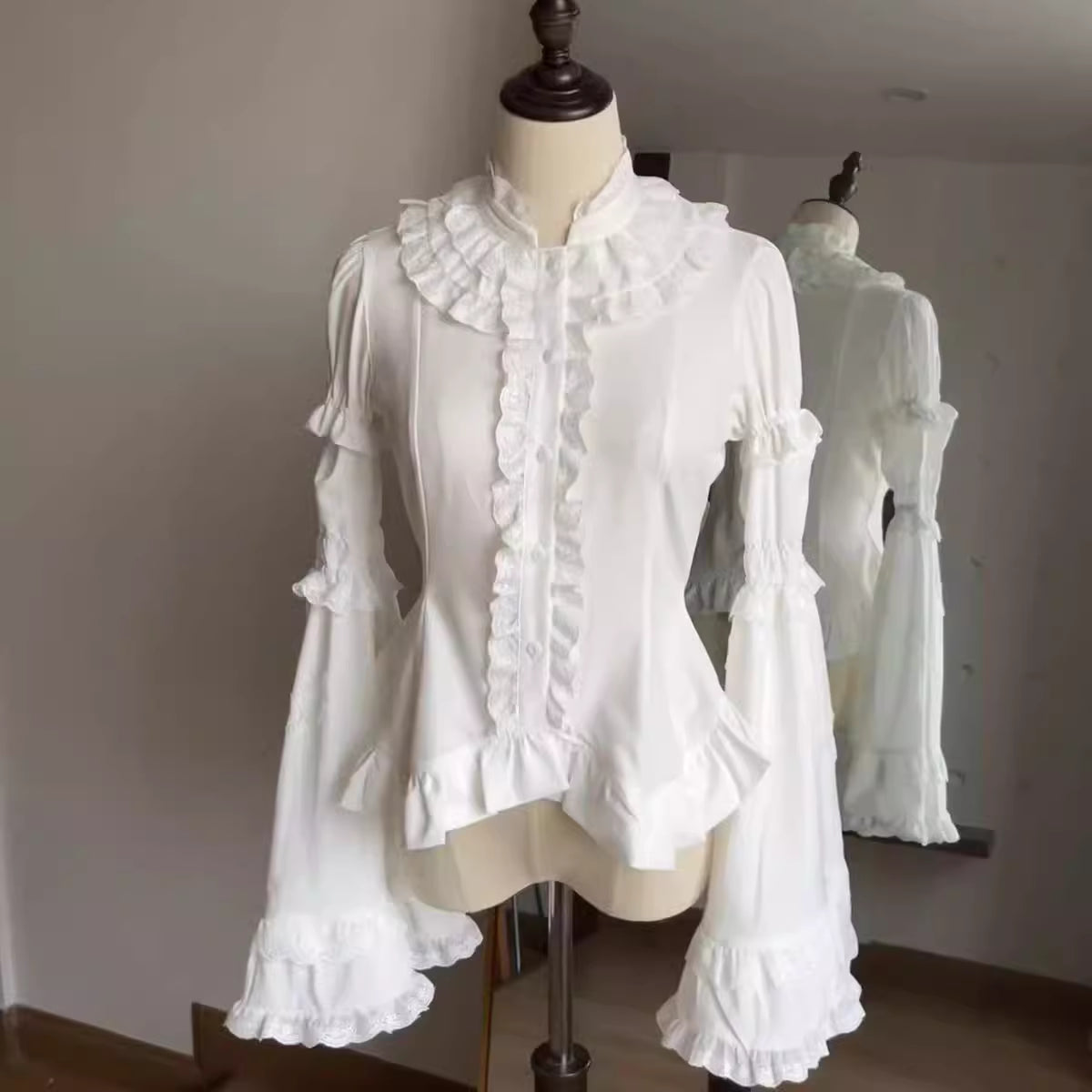 Design Concept:
This Gothic Lolita blouse features a lightweight, soft fabric with vintage-style lantern sleeves and a slim, prince-inspired silhouette. Offered in both black and white, it can be effortlessly styled with various Lolita skirts or layered under outerwear. Combining elegance with comfort, it’s ideal for everyday wear, themed tea parties, or cosplay events.