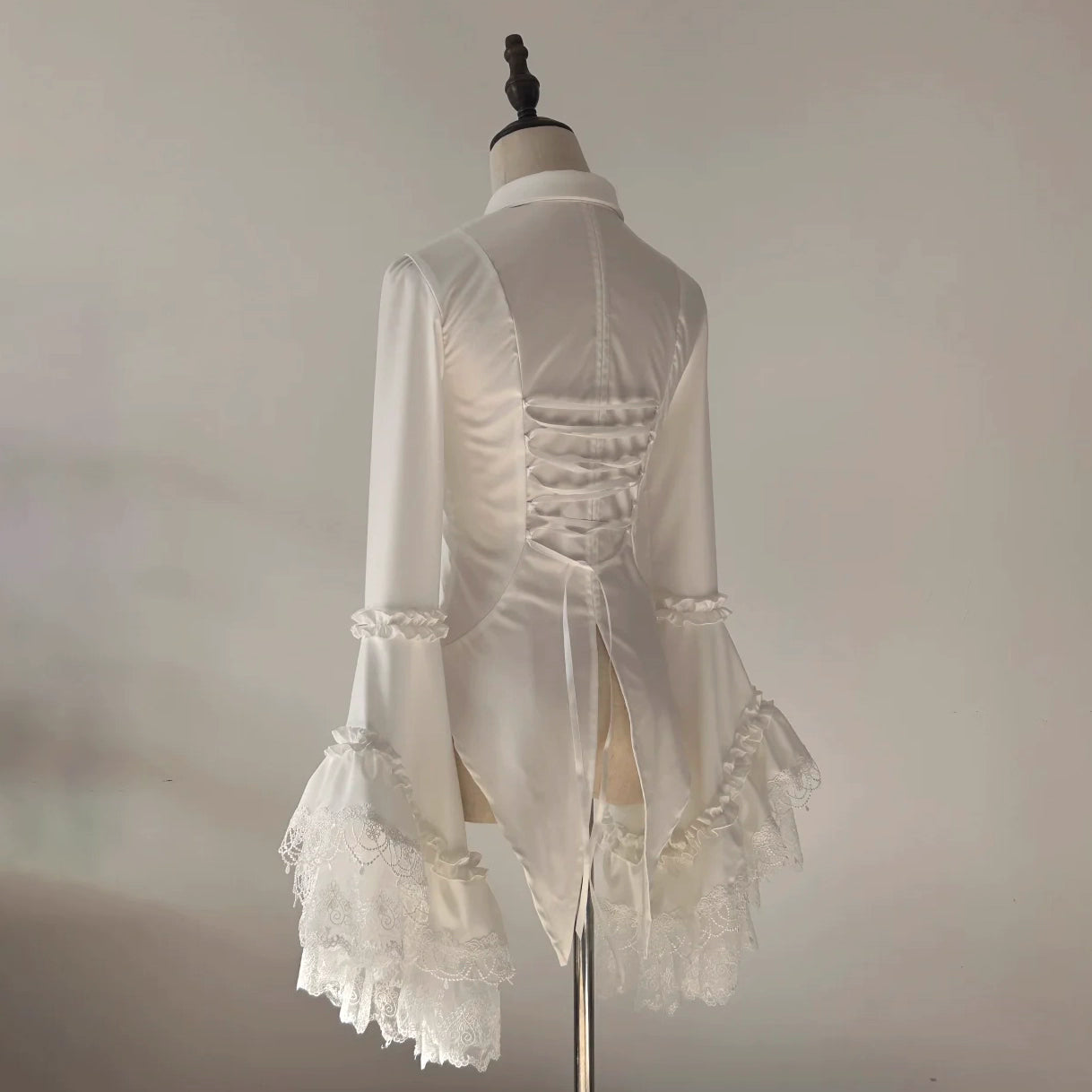 Design Concept:
This Gothic Lolita blouse features a classic tailcoat design inspired by medieval European fashion. Available in black and white, it combines vintage elegance with a refined Lolita silhouette. The tailored fit, pointed hem, and subtle ruffle accents create a sophisticated, timeless look, making it ideal for daily wear, tea parties, or themed gatherings.