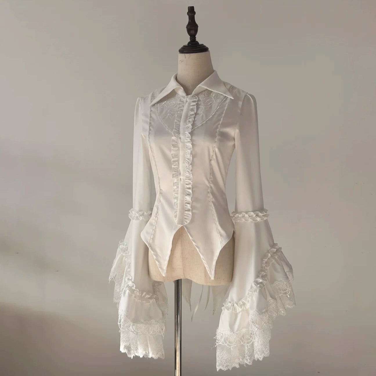 Design Concept:
This Gothic Lolita blouse features a classic tailcoat design inspired by medieval European fashion. Available in black and white, it combines vintage elegance with a refined Lolita silhouette. The tailored fit, pointed hem, and subtle ruffle accents create a sophisticated, timeless look, making it ideal for daily wear, tea parties, or themed gatherings.