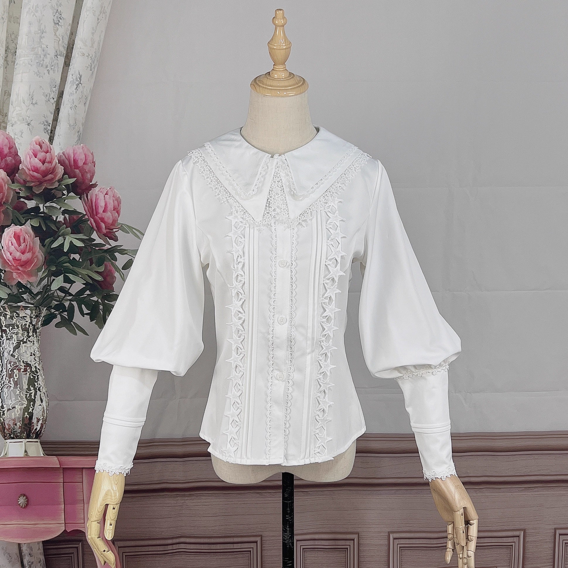 Design Concept:
This Lolita blouse features detachable doll collars and graceful lantern sleeves, blending sweetness with elegance. Available in ivory white and classic black, the design highlights a refined silhouette that pairs beautifully with JSKs or skirts. The removable collar adds versatility, allowing for different styling options, while the soft chiffon texture ensures comfort for both daily wear and tea party gatherings. A perfect balance of practicality and charm for spring and autumn outfits.