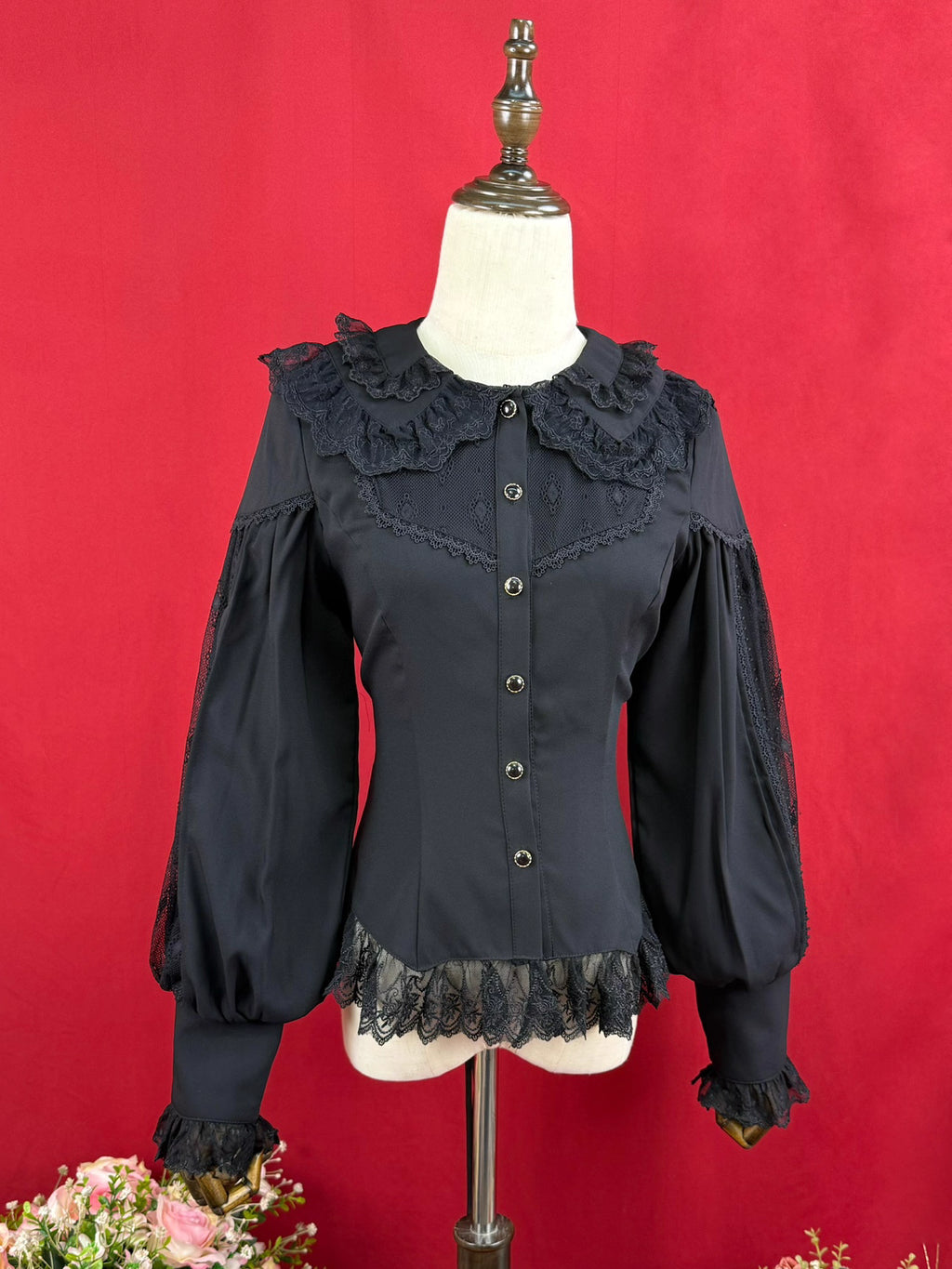 Design Concept:
This Lolita blouse features a delicate lace-trimmed doll collar and elegant leg-of-mutton sleeves, combining classic charm with a refined silhouette. The slim-fit design enhances the figure while maintaining a graceful Lolita aesthetic. Available in Ivory, Black, and Apricot, it provides versatile options to match various Lolita outfits.